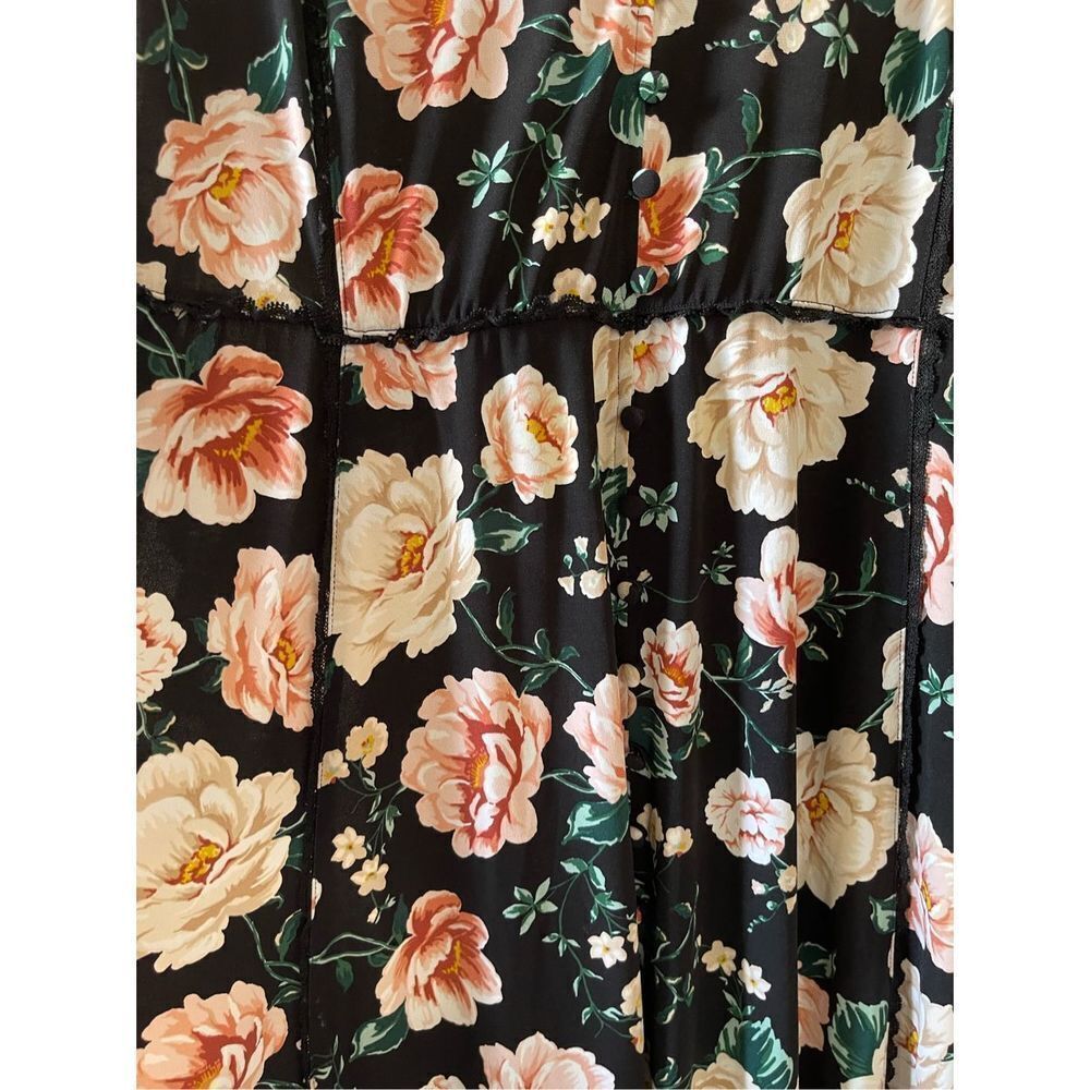 Torrid women’s floral and lace detail‎ dress size 4 - Picture 2 of 6